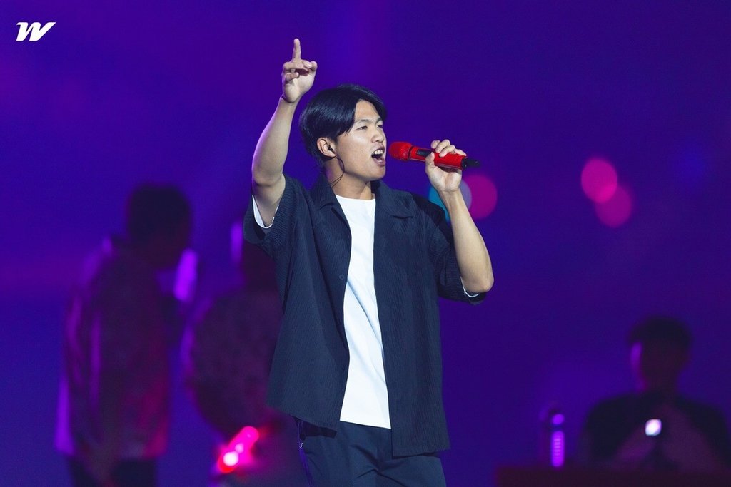 中職味全龍隊野手劉俊緯（圖）27日賽後演唱曲風走老歌派，獻唱組曲愛情的騙子我問你、濃妝搖滾，炒熱氣氛，他笑說林智勝唱得最好「有放感情」。（味全龍隊提供）中央社記者謝靜雯傳真 114年4月28日