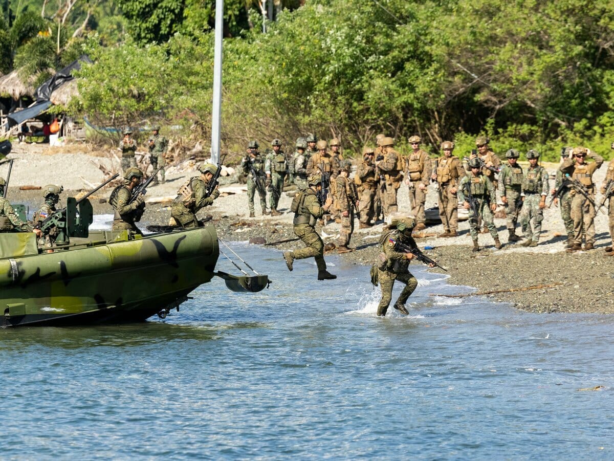美菲肩併肩軍演，美國陸戰隊指導菲軍反登陸作戰。 圖：翻攝「X」@IIIMEF