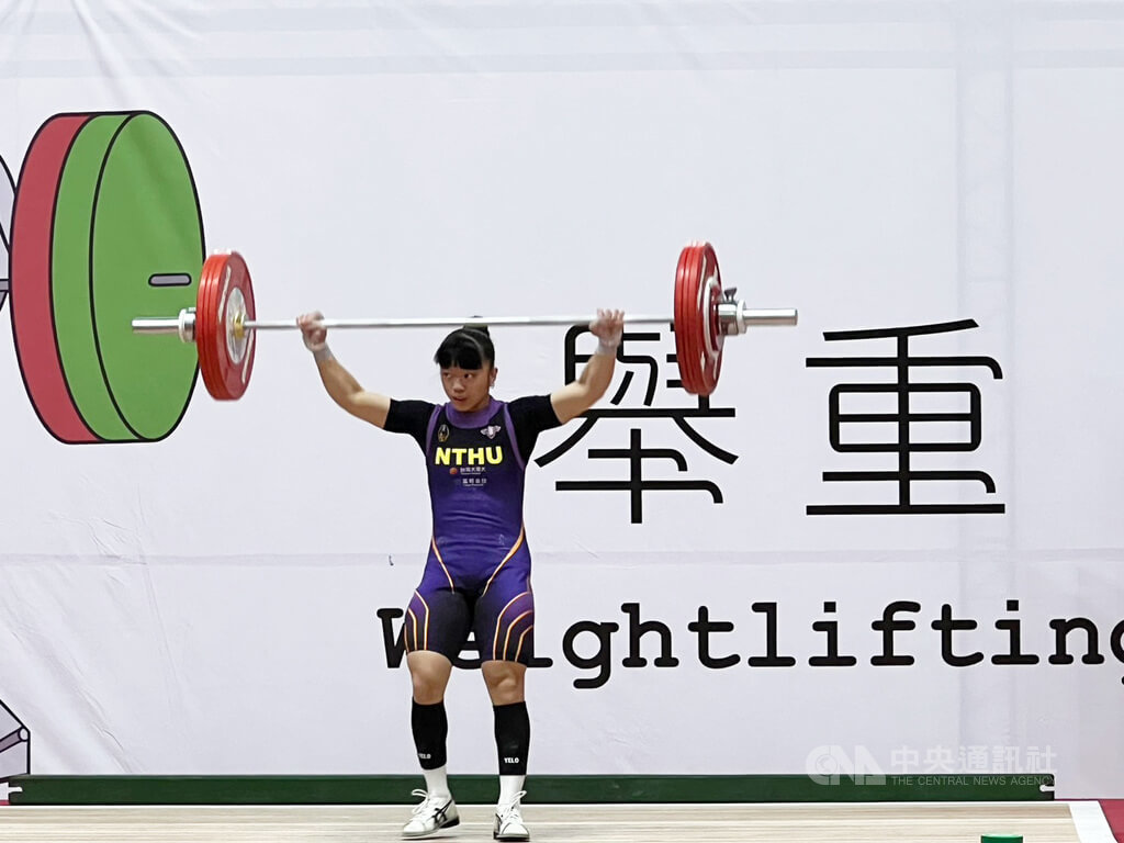 114年全國大專校院運動會在台南，台灣舉重小將陳冠伶（圖）28日於女子55公斤級以總和207公斤完成連霸，但她認為挺舉試舉若做到教練要求的細節動作，成績或許可以再更好。中央社記者黃巧雯攝  114年4月28日