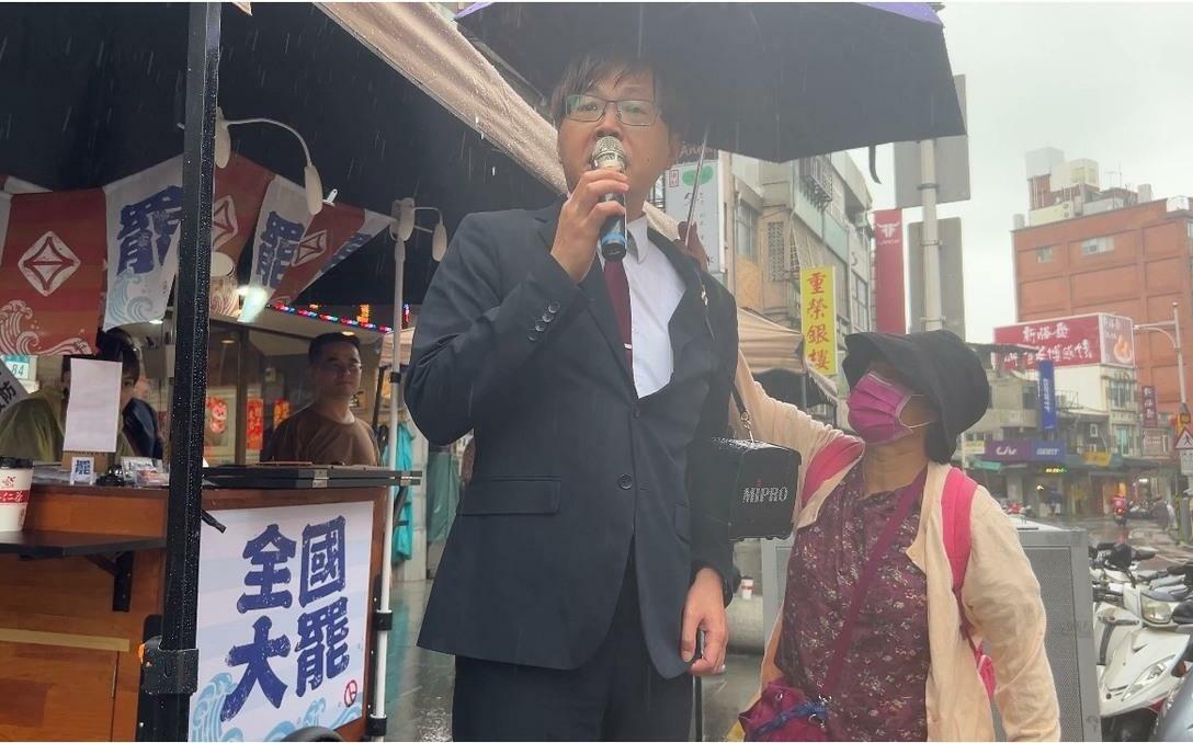 台灣基進啟動｢行動餐車｣罷免連署收穫豐碩！雨中宣講感動淡水民眾