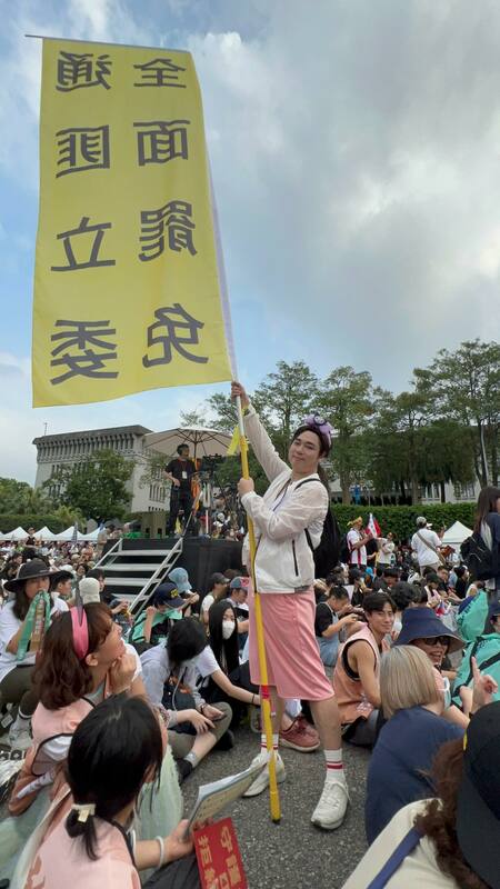 港湖區居民「巧芯蜓」因變裝扮演國民黨立委徐巧芯而廣為人知，是「港湖除銹」的志工。 圖：翻攝巧芯蜓臉書