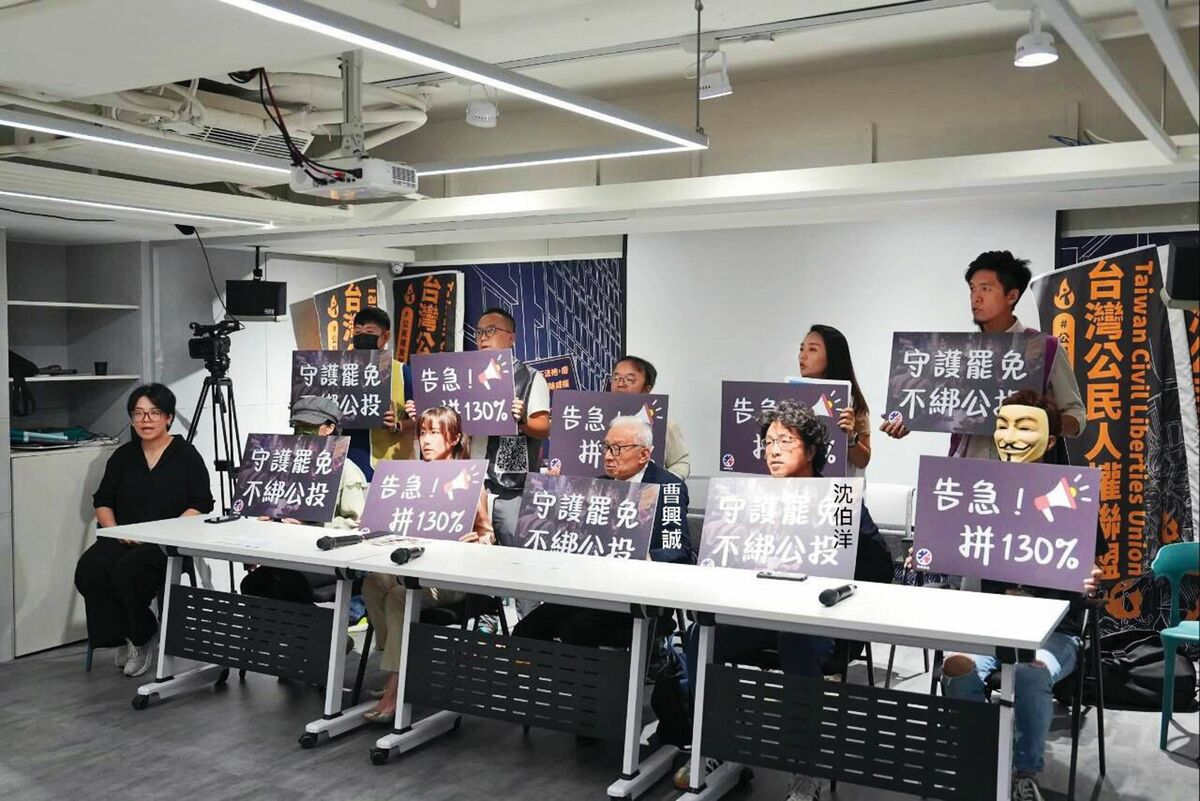 綠委沈伯洋、聯電創辦人曹興誠等人為二階連署催票。 圖：（翻攝Threads@babujushi）
