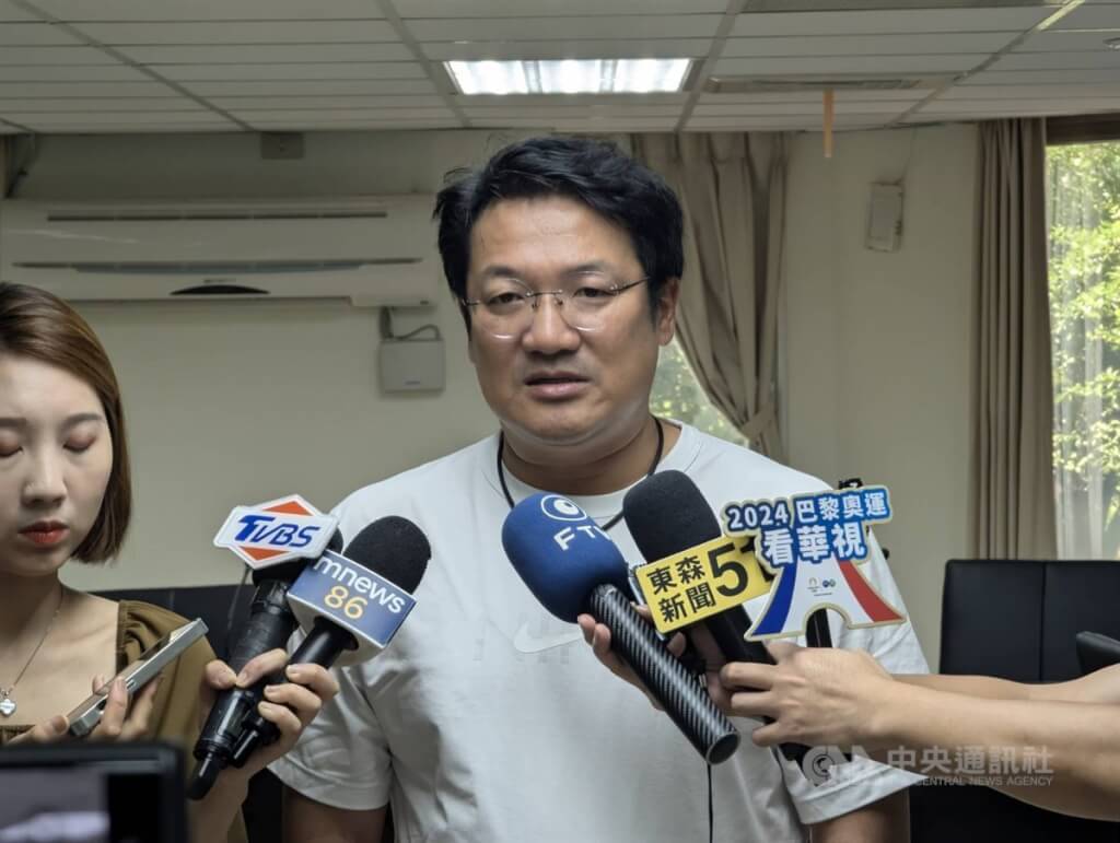 基隆市民政處長張淵翔（中）涉罷免民進黨基隆市議員鄭文婷及張之豪案死亡連署，29日遭基隆檢方聲押。（中央社檔案照片）