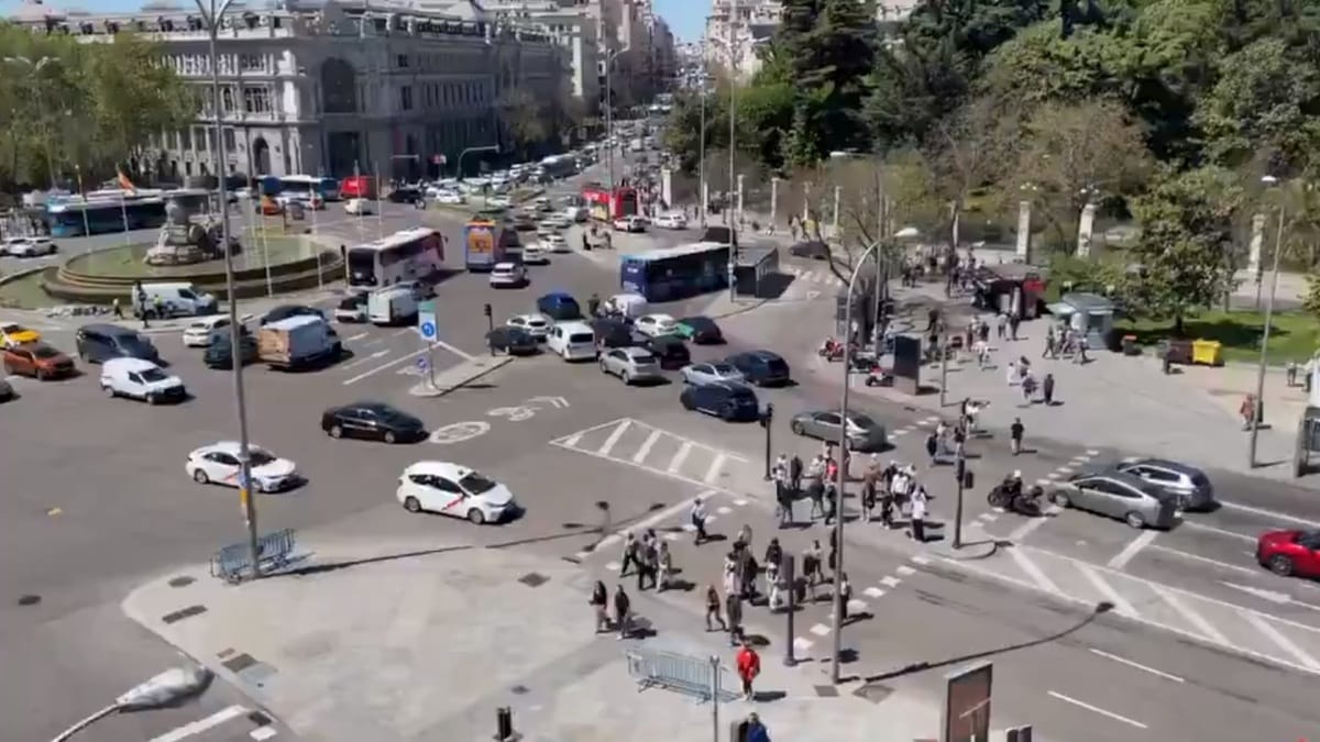 當地時間 28 日中午，西班牙、葡萄牙與法國部分地區發生大規模停電，對大量民眾日常生活造成影響。圖為西班牙首都馬德里在停電發生後，交通陷入混亂。 圖：擷取自 @nexta_tv X 分享影片