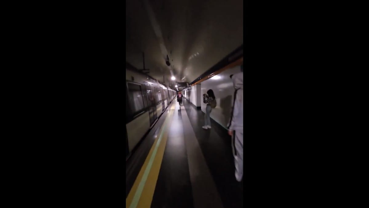 停電發生後，西班牙的火車與地鐵也被迫停運，部分西班牙民眾在地鐵站內拍攝照片、影片，記錄這個日常生活「被強制暫停」的時刻。 圖：擷取自 @nexta_tv X 分享影片