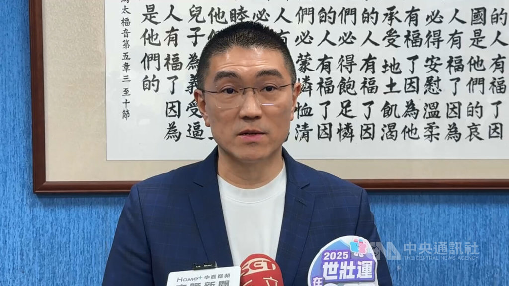 基隆地檢署29日聲押基隆市政府民政處長張淵翔；對於是否調整張淵翔職務，市長謝國樑（圖）上午在市長室門口受訪表示，會視法院及各審級的司法機關後續裁定後，才能回答這個問題。中央社記者王朝鈺攝  114年4月29日