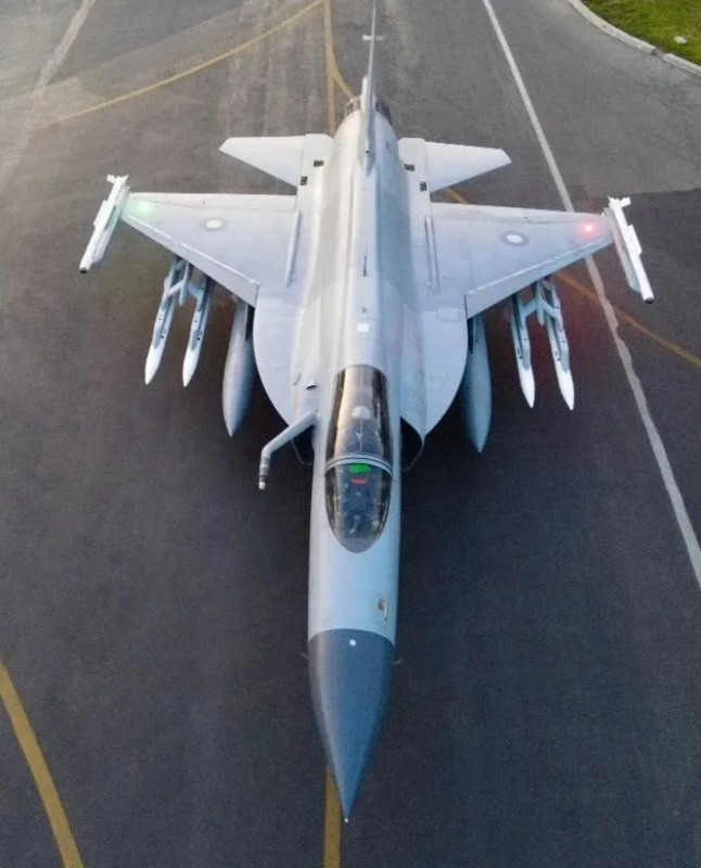 從社群媒體流出的圖片顯示，JF-17C 戰機在攜帶兩具副油箱的情況下，仍可掛載 4 枚 PL-15 雷達導引遠程空對空飛彈，以及 2 枚 PL-10 紅外線導引近距空對空飛彈，顯示其強大的制空能力。 圖:翻攝自國平視野