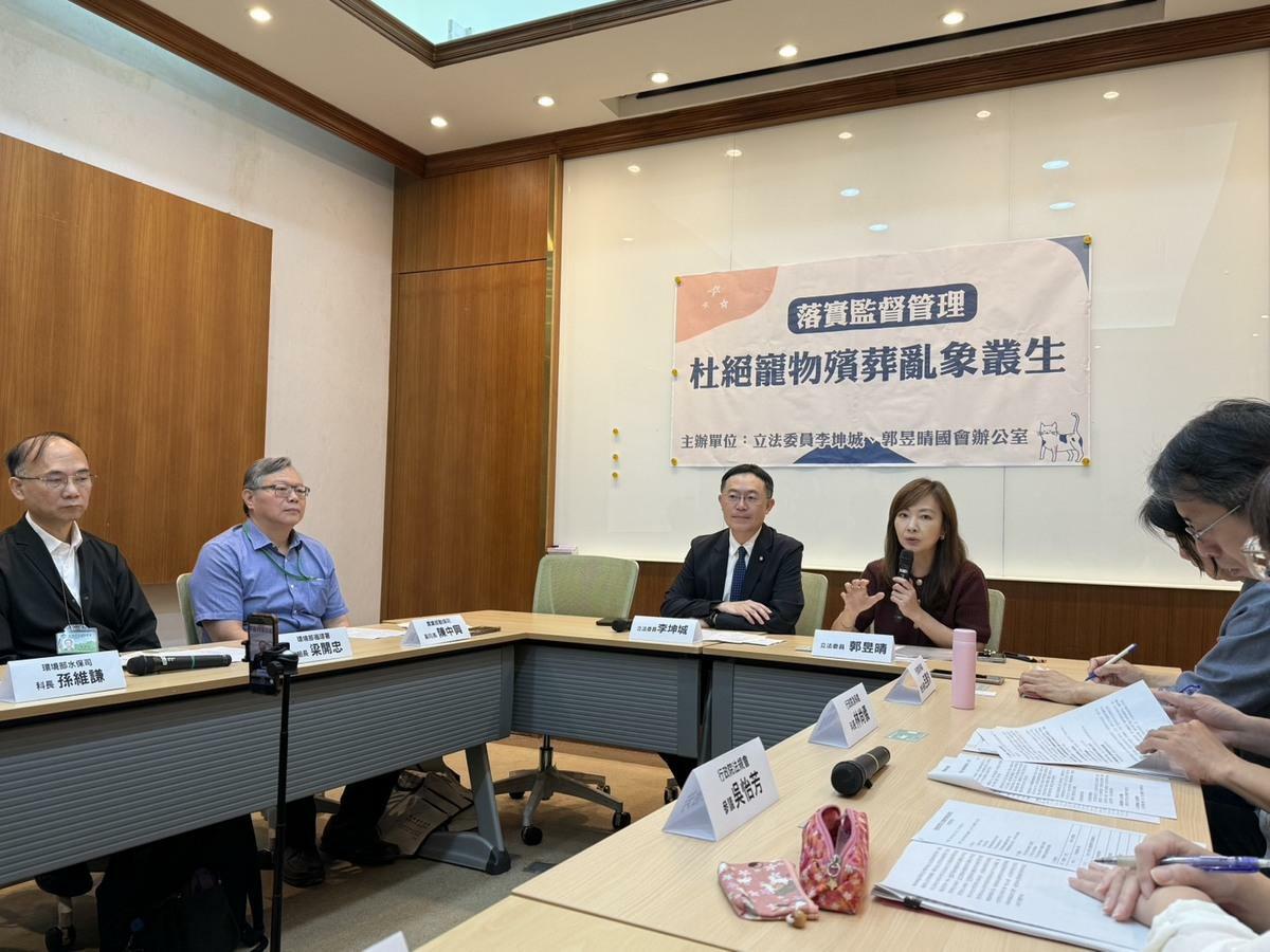 民進黨立委李坤城、郭昱晴共同召開「落實監督管理 杜絕寵物殯葬亂象叢生」記者會。 圖：金大鈞／攝