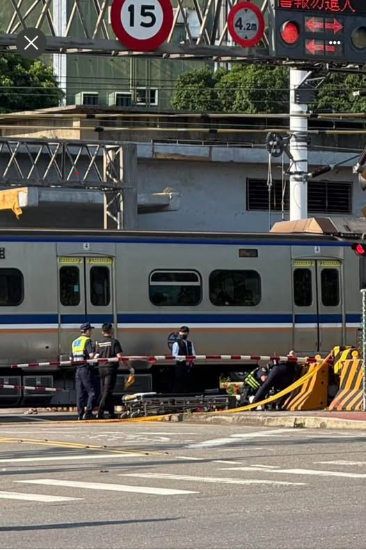台鐵2133次區間車29日上午行經桃園市內壢區遠東平交道時，撞上不明原因闖入平交道的79歲王姓婦人，婦人當場死亡。 圖：翻攝自內壢大小事