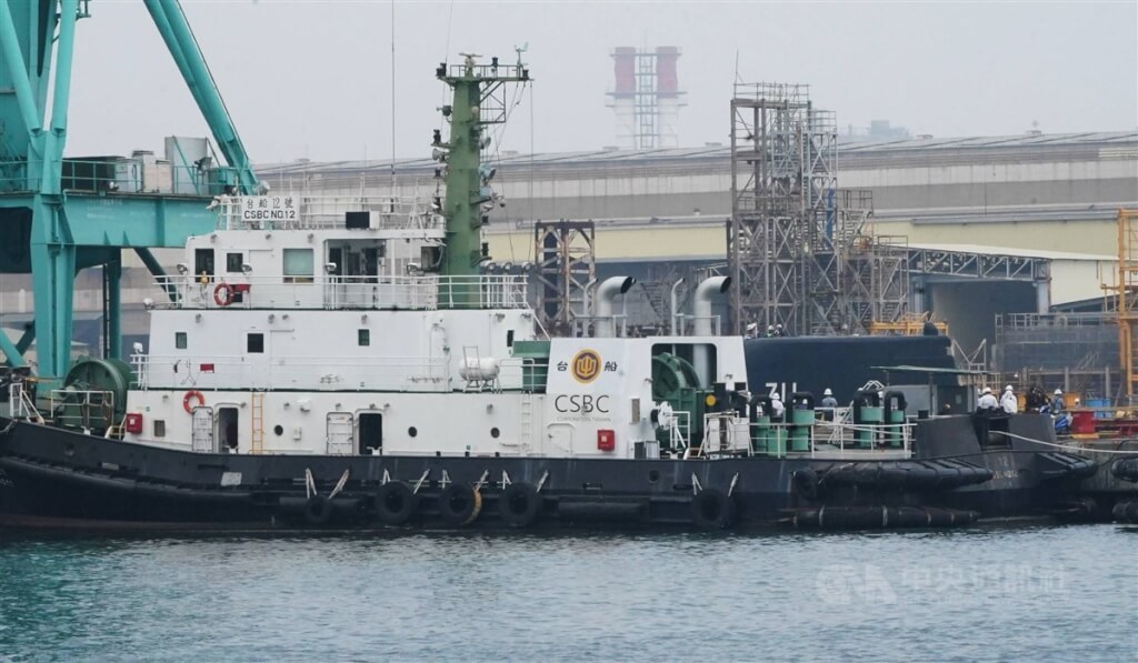 「海鯤號」2024年底移泊至台船大塢進行裝備測試，圖為2月大塢完成注水後，海鯤號上浮再度現身。 圖：（中央社檔案照片）
