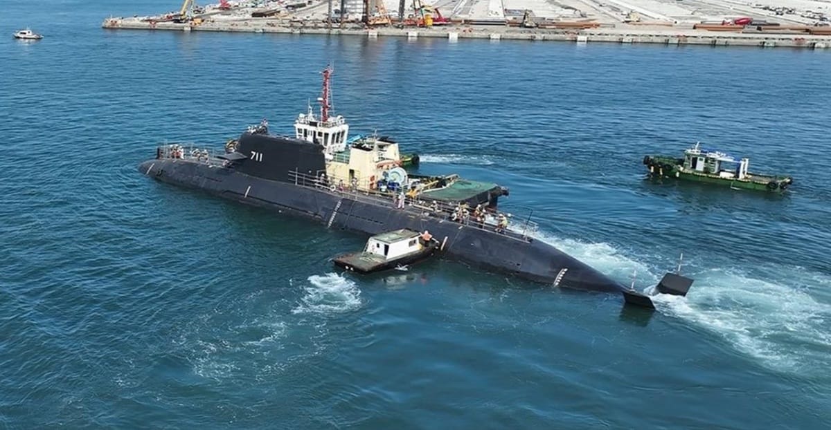 國造潛艦「海鯤號（SS-711）」2月28日浮移至測試碼頭，進行後續主機調校與繫泊試俥等測試。 圖：台船提供