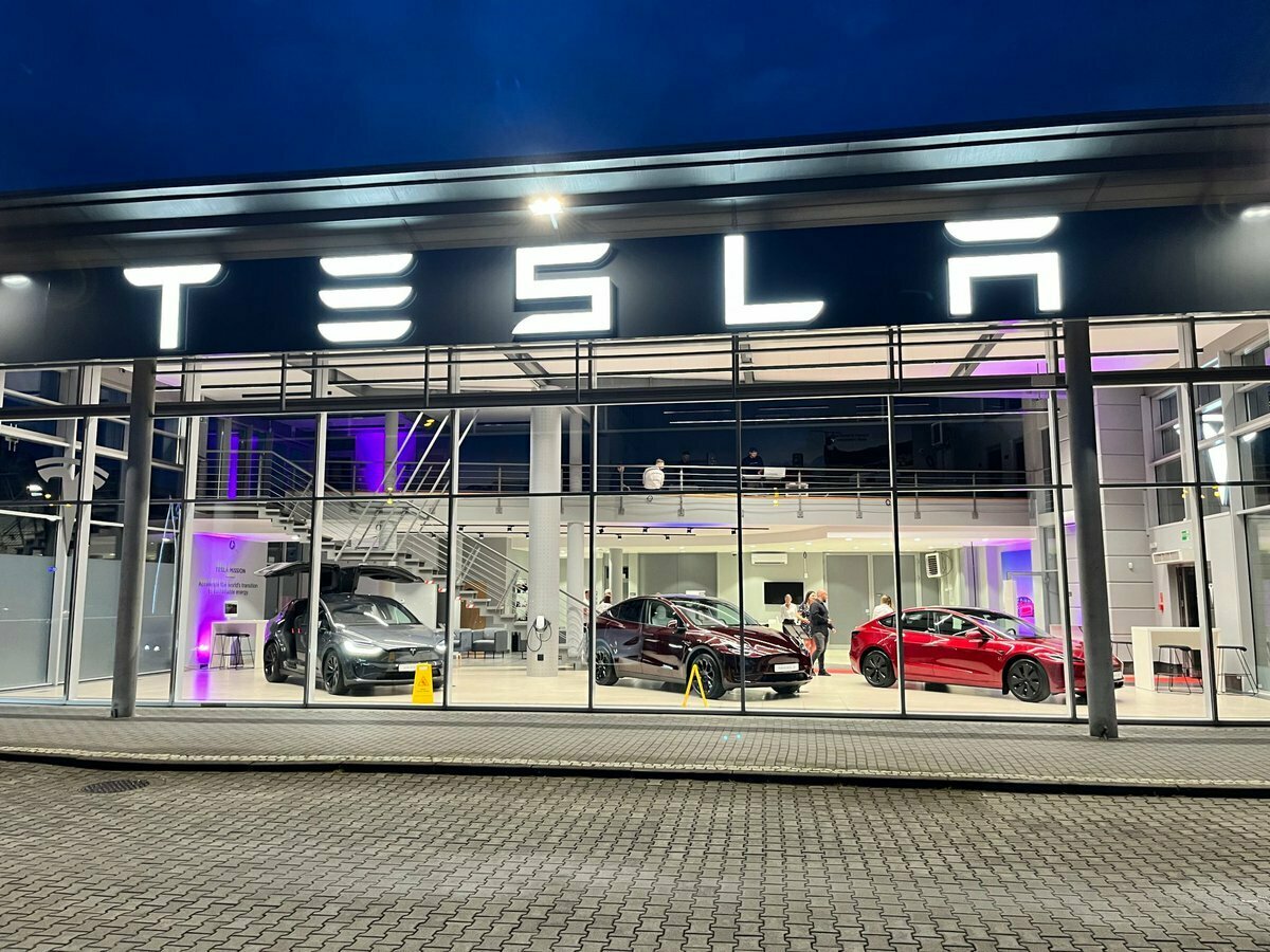 近期中國供應鏈傳出Tesla將暫停生產人型機器人Optimus的消息。(圖為Tesla外觀資料照) 圖:翻攝自X帳號@SERobinsonJr