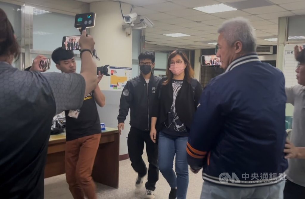 新北檢偵辦立委罷免提議涉不實連署案，28日指揮搜索國民黨新北市黨部等3處，帶回4人。市黨部書記長陳貞容（右3，著牛仔褲者）29日凌晨0時30分許移送新北檢複訊。中央社記者趙敏雅攝 114年4月29日