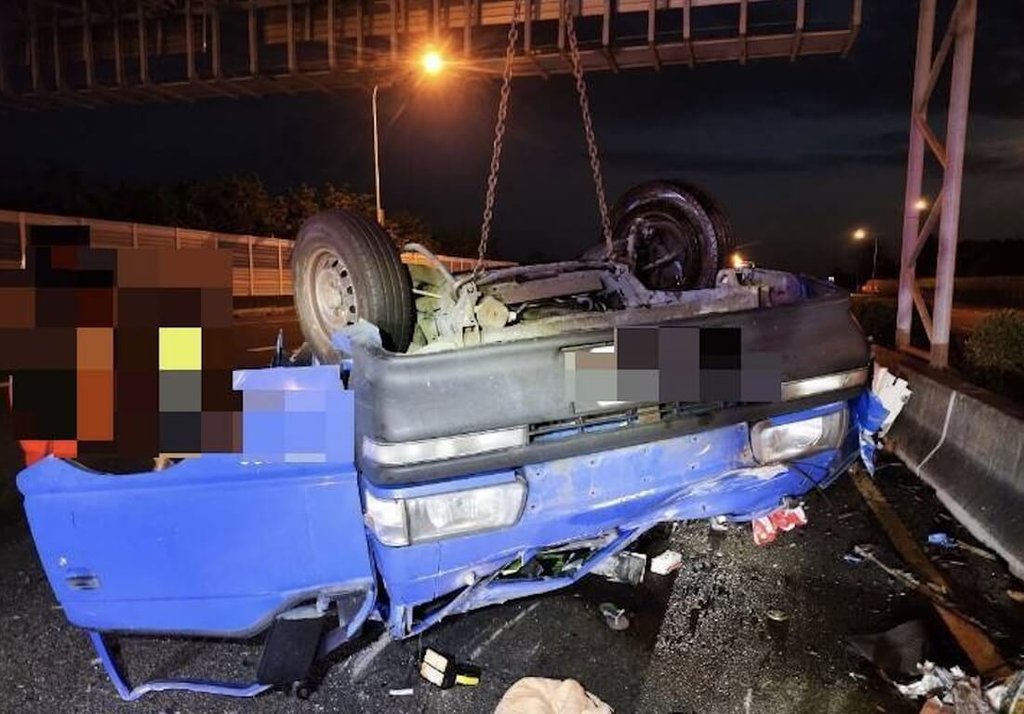 國道中山高南下198公里彰化路段，清晨發生小貨車碰撞聯結車車禍，小貨車碰撞後翻車，駕駛傷重不治，死者為在建國科大就讀的越南籍阮男。（警方提供）中央社記者吳哲豪傳真 114年4月29日