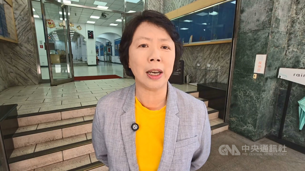 基隆市政府民政處長張淵翔涉嫌利用戶政系統查詢相關個人資料，介入罷免連署遭聲押。民進黨基隆市議員鄭文婷（圖）29日質疑是否有更高層涉入？基隆市長謝國樑真的完全不知情嗎？中央社記者王朝鈺攝 114年4月29日