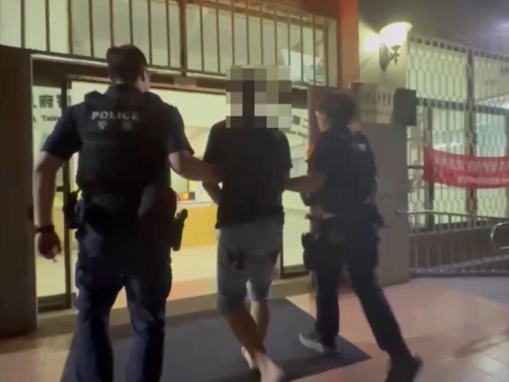 27歲楊姓通緝犯28日晚間駕車載友人返家，在台南市中西區拒警攔檢逃逸，警方搜捕至北區觀海橋下向車輪連開2槍，楊男逃離後棄車，最終仍投案。（台南市警察局提供）中央社記者張榮祥台南傳真  114年4月29日