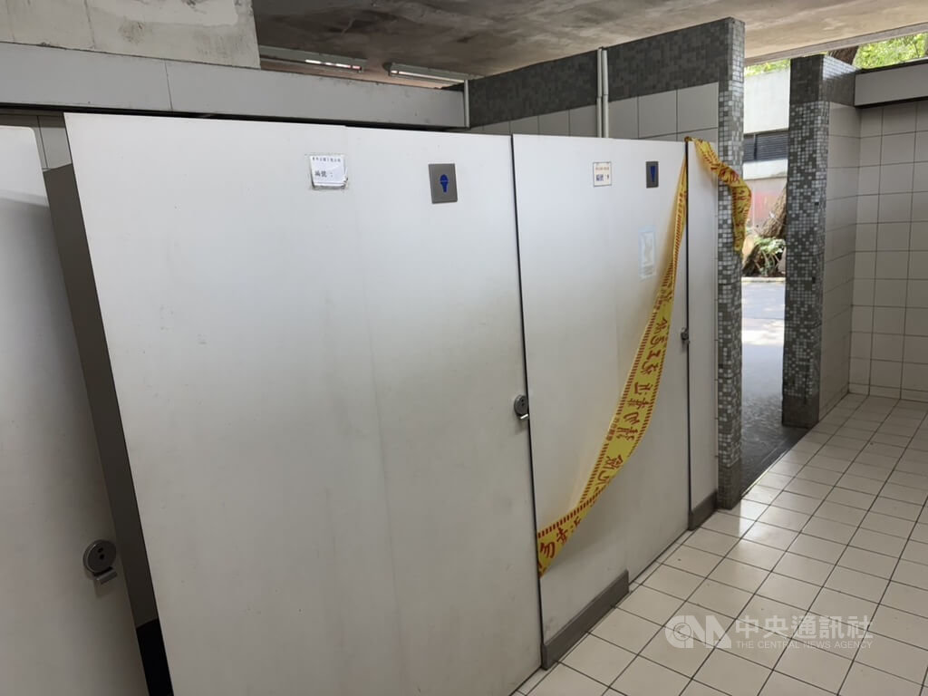 台北市萬華區青年公園29日被發現有人陳屍公廁內，警消緊急破壞公廁門後發現，死者陳姓老翁已明顯死亡且呈現屍僵，但現場並無外力破壞或輕生跡象，不排除是在如廁過程時不慎跌倒。（翻攝照片）中央社記者黃麗芸傳真  114年4月29日