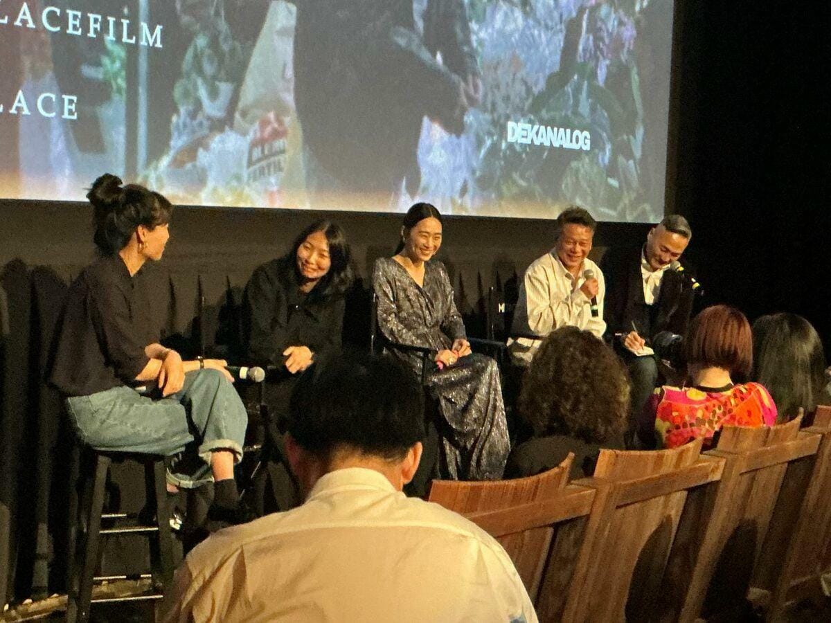 李康生（右2）與吳可熙（中）、華裔導演曾佩裕（左2）出席《藍色太陽宮》映後座談。 圖：（紐文中心提供）