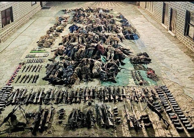 巴基斯坦軍方在近期的聯合反恐行動中，總計擊斃超過 71 名試圖入境巴基斯坦的塔利班恐怖分子，並繳獲大量武器。 圖：翻攝自 @NiKiTa_32156 X 帳號