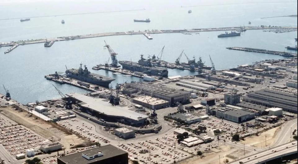 近年來，美國的造船產業不斷衰退，部分美國海軍舊款艦艇的維護也成為一個嚴重的問題，引發大量民眾擔憂。圖為美國長灘海軍造船廠。 圖：翻攝自 騰訊網 / 地球村談資