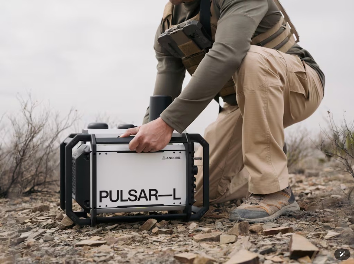 美國國防科技公司安杜里爾（Anduril Industries）宣布推出新一代電子戰系統「Pulsar-L」，重量不到25磅（約11.3公斤）。 圖：翻攝Anduril官網