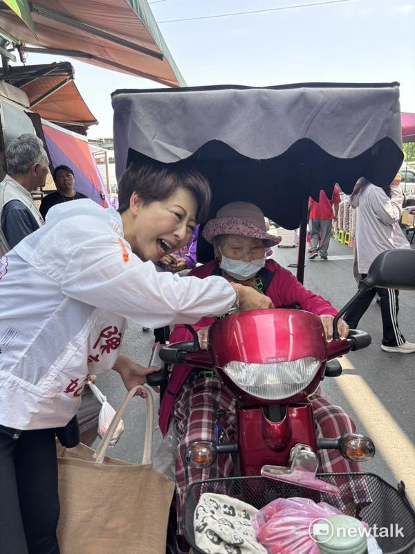 母親節即將到來，民進黨立委陳亭妃特地前往台南果菜市場，送上濕紙巾，象徵為辛苦打拚的媽媽們擦去一年的疲憊與辛勞，傳遞誠摯的祝福。 圖：陳亭妃服務處提供