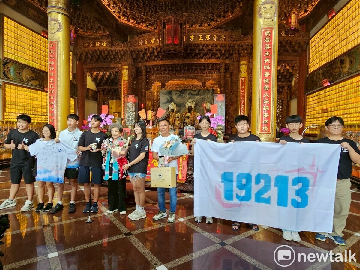 Mystery FTC 19213指導老師吳佩穎及楊文正老師帶領全體隊員至二重港仁安宮感謝侯蔡雪吟夫人及李英信里長的贊助。 圖：Mystery提供