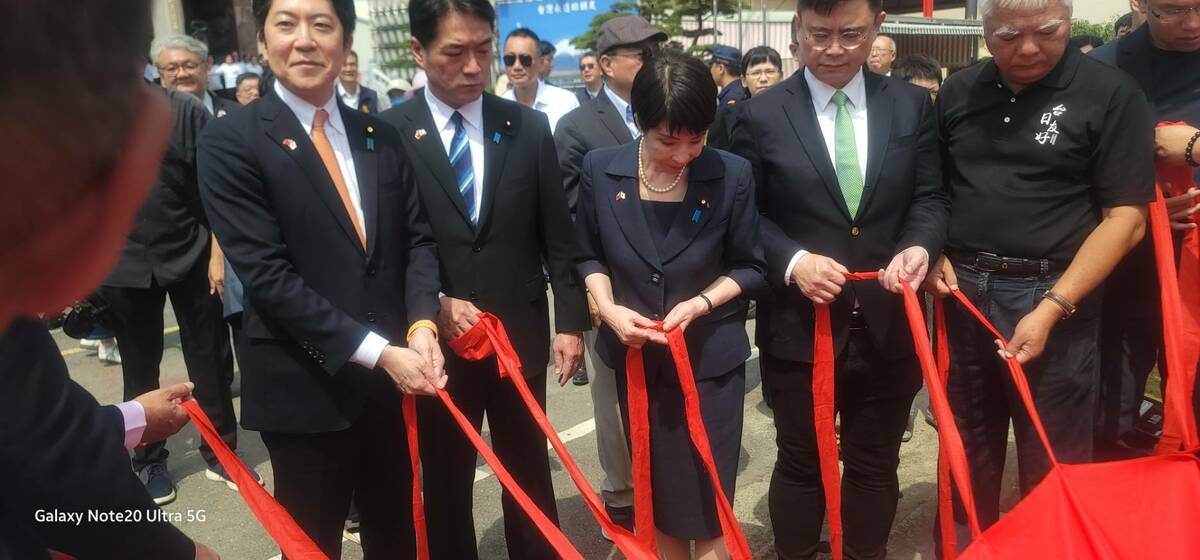 高市早苗(中)出席高雄安倍紀念公園揭牌儀式。 圖：孫家銘/攝