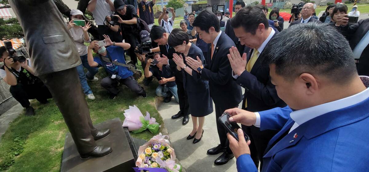 高市早苗(中)瞻仰安倍晉三銅像。 圖：孫家銘/攝