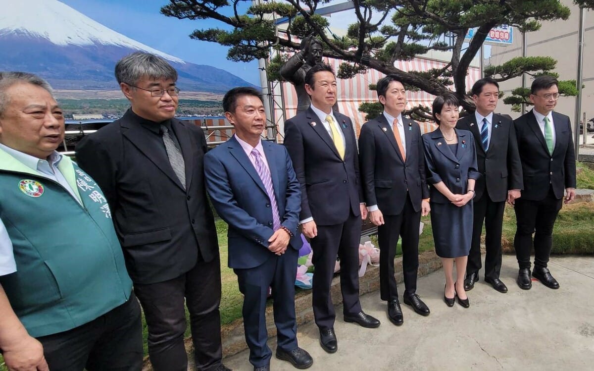 高市早苗(右三)在安倍晉三銅像前留影。 圖：孫家銘/攝