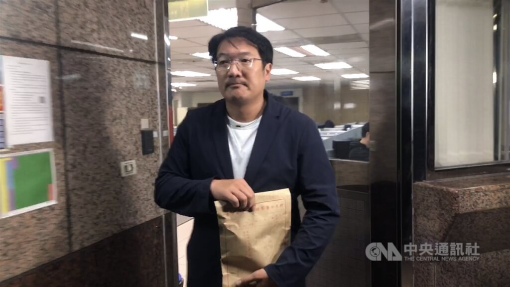 基隆地檢署偵辦罷免民進黨基隆市議員鄭文婷及張之豪案，提議人名冊涉死亡連署，29日聲押基隆市政府民政處長張淵翔（圖），法院裁定40萬元交保，並限制住居，辦理交保後，張淵翔30日凌晨0時許離開基隆地院。中央社記者王朝鈺攝 114年4月30日 圖：中央社提供