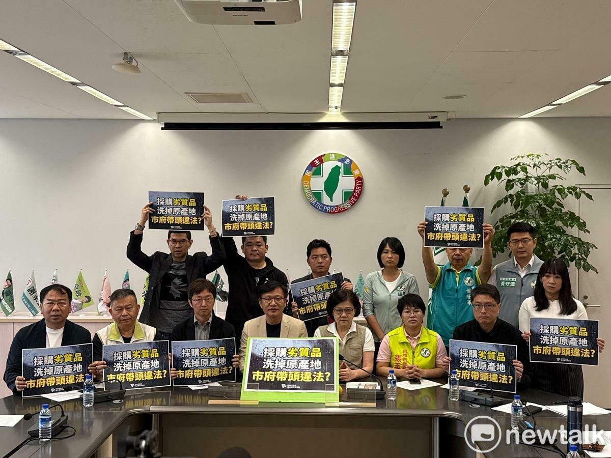 台中市民進黨議員共同要求，台中市政府立即出面解釋，並由盧秀燕市長親自向市民說明這批劣質裝備的流向，清楚交代誰下令重新包裝，向全體清潔隊員及台中市民公開道歉。 圖：唐復年/攝