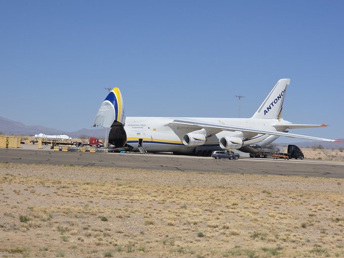烏克蘭的 An-124 運輸機在美國亞利桑那州飛機墳場空軍基地內運載 F-16 戰機，並準備將其作為對烏克蘭的軍事援助。 圖：翻攝自 @KSOSINT X 帳號