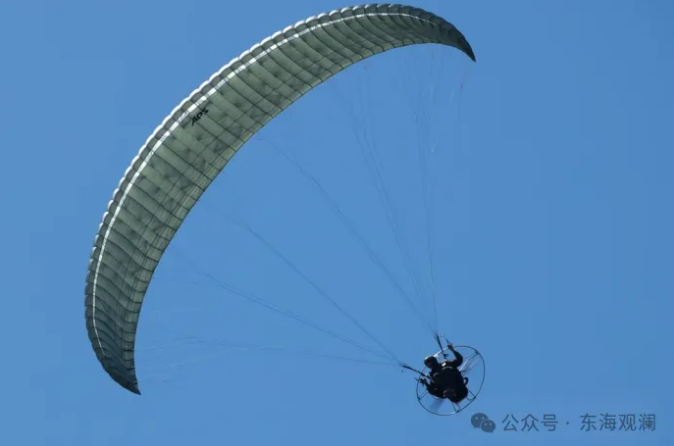 「烏鴉黎明」訓練活動期間，美海軍陸戰隊第3無線電營士兵駕駛「增強型降落傘系統」。 圖:翻攝自東海觀瀾