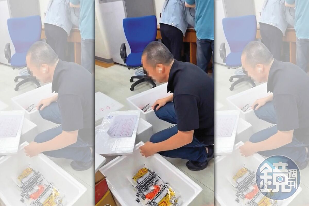 吳姓駐衛警把備勤室當作團購交易地點，地上堆滿各式各樣的商品。 圖：（讀者提供）