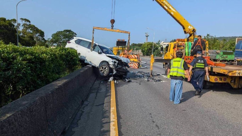 33歲阮姓男子30日駕駛自用小客貨車行經國道1號南下三義路段，疑因精神不濟開啟輔助駕駛，撞上彭姓男子所駕駛的國道施工緩撞車，因撞擊力道猛烈，小客貨車頭幾乎全毀，後輪卡在中央分隔島上，所幸未釀傷亡。（警方提供）中央社記者管瑞平傳真  114年4月30日