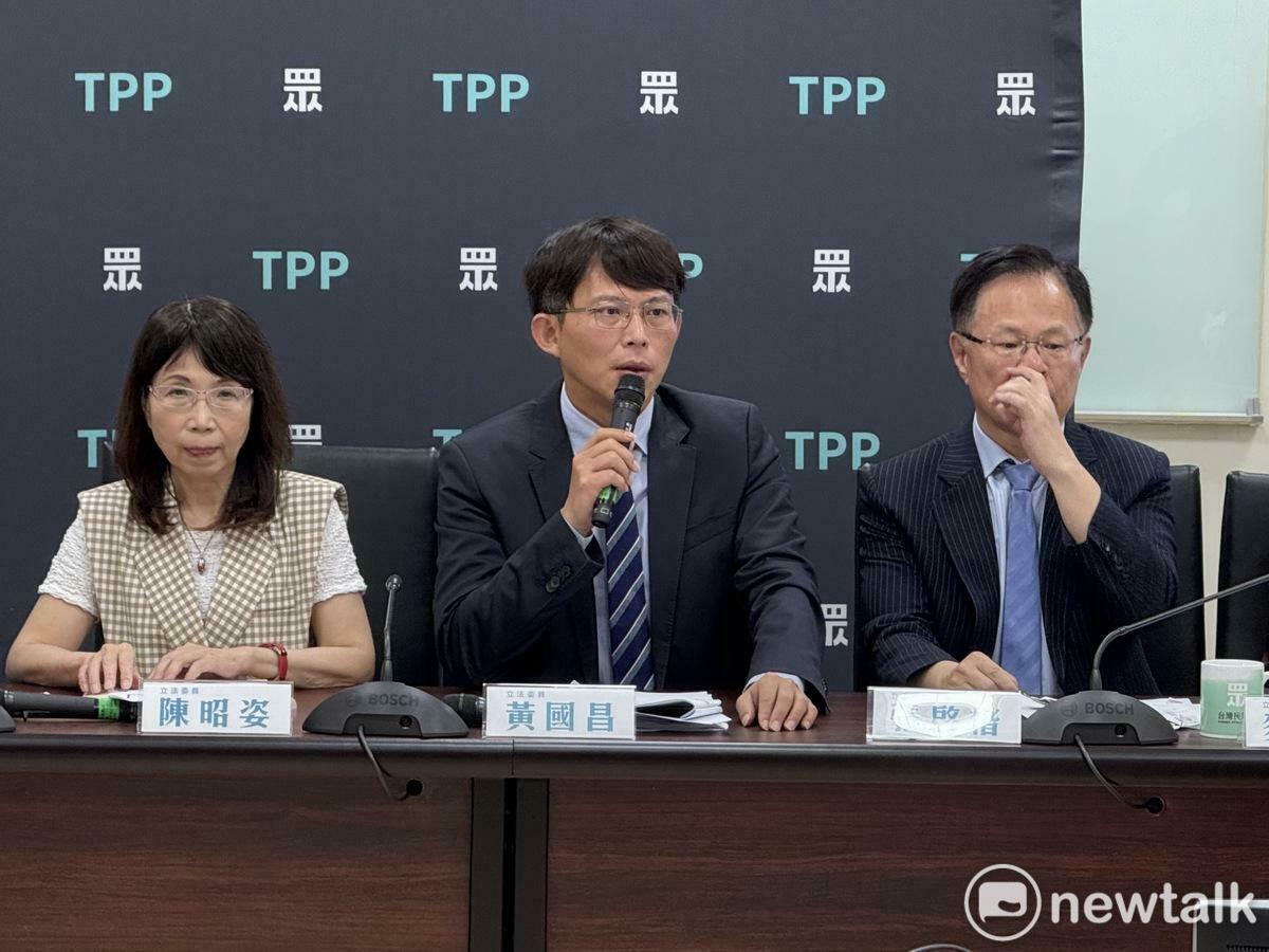 民眾黨主席兼黨團總召黃國昌（中）、副總召張啓楷（右）、幹事長陳昭姿（左）。 圖：周煊惠 / 攝（資料照）