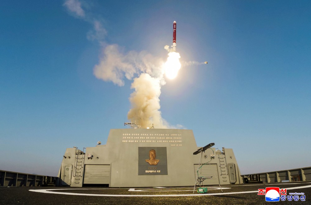 北韓最新「崔賢號（舷號51）」多用途驅逐艦，28、29兩天連續展開武器系統性能與戰鬥適用性試驗。 圖：翻攝朝中社