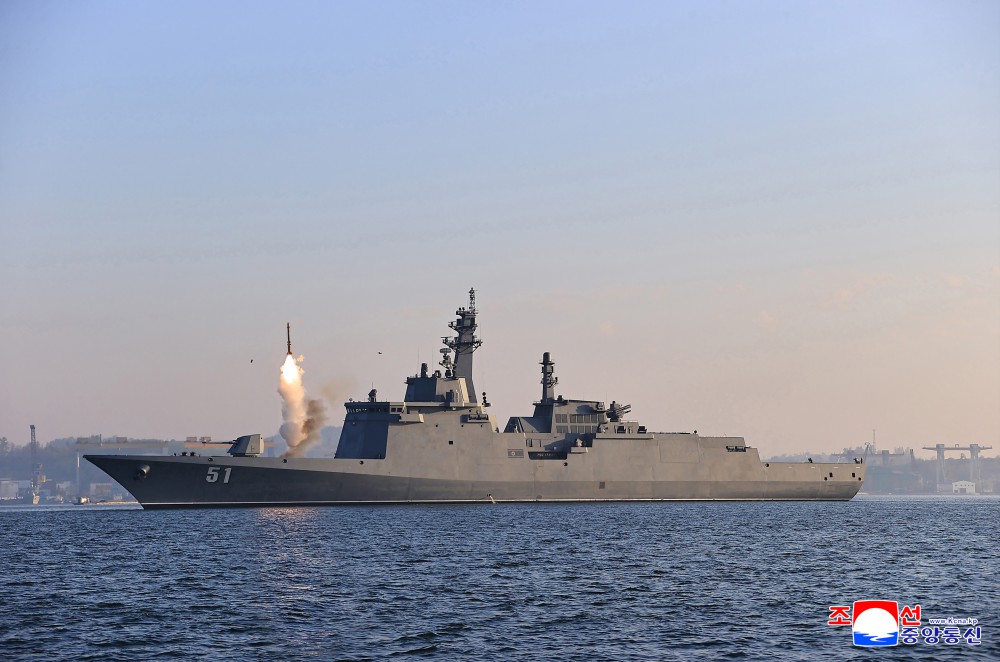 北韓最新「崔賢號（舷號51）」多用途驅逐艦，28、29兩天連續展開武器系統性能與戰鬥適用性試驗。 圖：翻攝朝中社