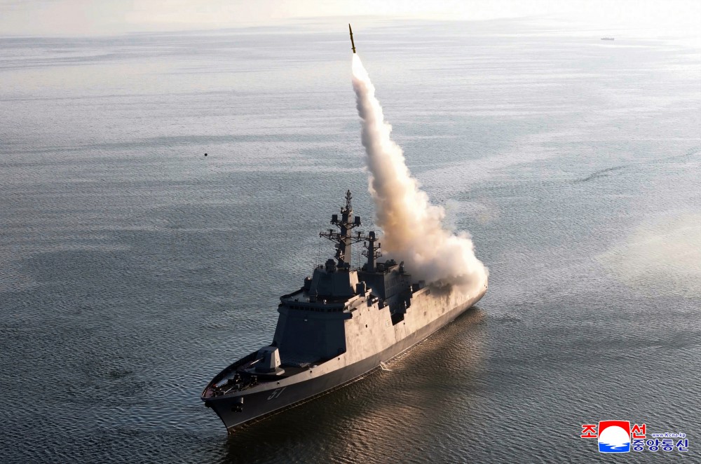 北韓最新「崔賢號（舷號51）」多用途驅逐艦，28、29兩天連續展開武器系統性能與戰鬥適用性試驗。 圖：翻攝自朝中社