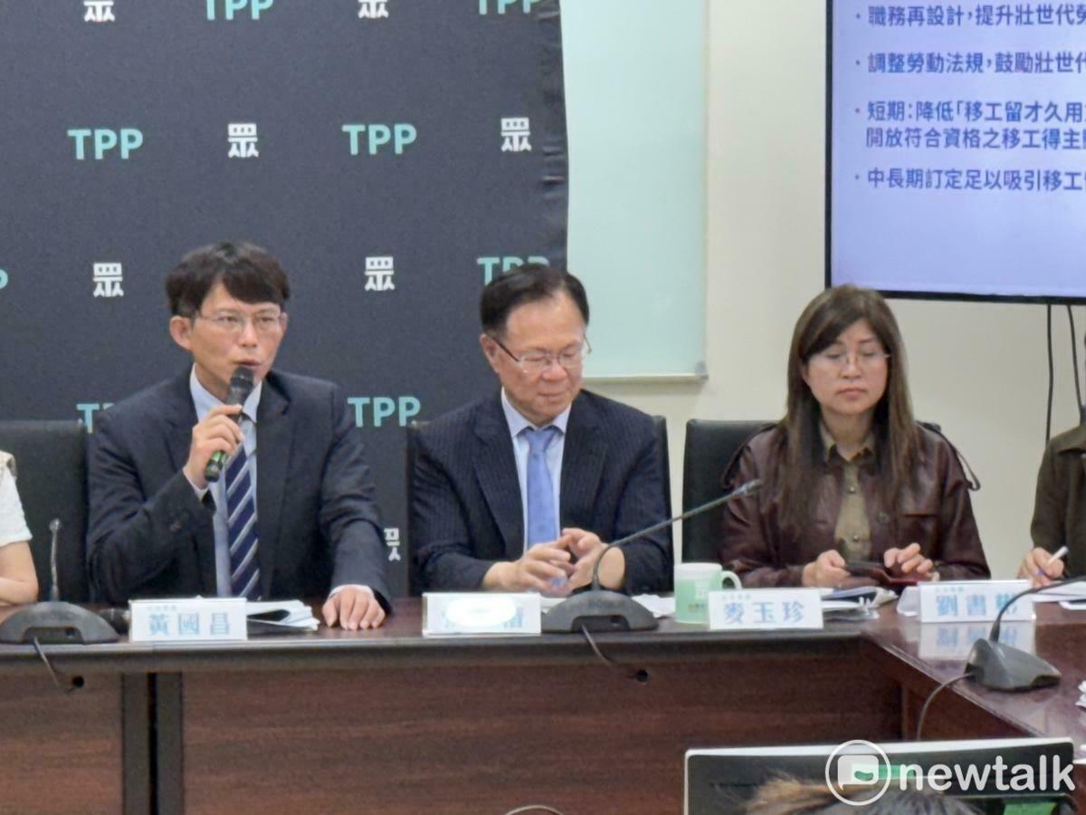 民眾黨總召黃國昌（左起）、副總召張啓楷、立委麥玉珍。 圖：周煊惠 / 攝