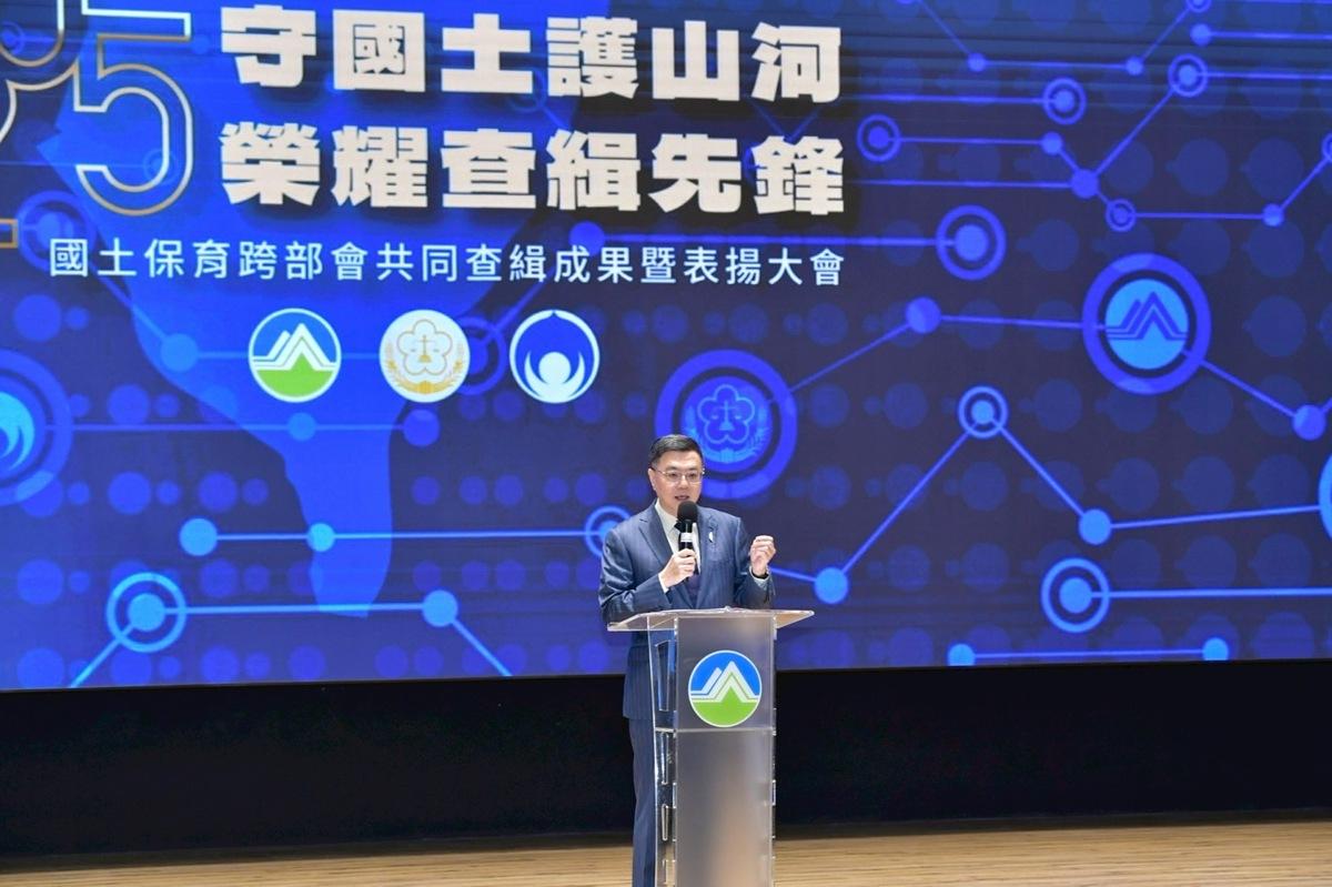 行政院長卓榮泰今（30）日出席「2025年守國土護山河：榮耀查緝先鋒－國土保育跨部會共同查緝成果暨表揚大會」致詞時提及，在查緝過程中，竟查獲部分官員、民代等地方人士怠忽職守，與不法集團勾結合作，圖謀私利、危害後代。 圖：行政院提供