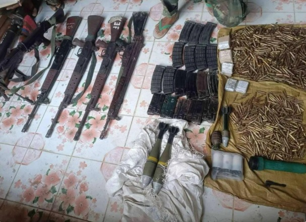 在驅逐、打擊緬甸軍方的勢力後，地方武裝組織也接收緬軍遺留下來的武器與彈藥，進一步強化自身的戰鬥能力。 圖：翻攝自 騰訊網 緬甸中文網