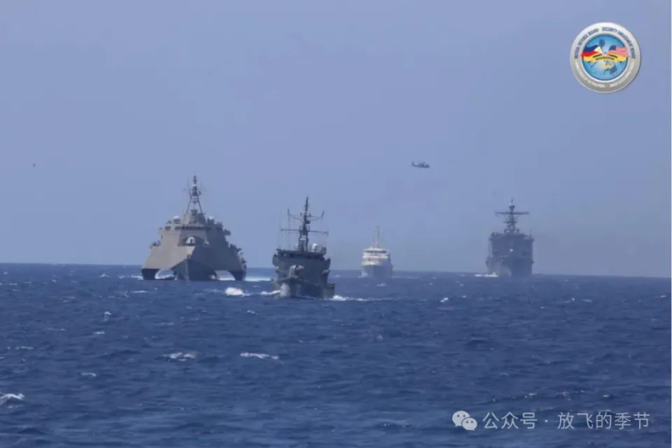 一艘是中國海軍 4000 噸級的 054A型護衛艦 579邯鄲艦，另一艘是中國海軍 6000 噸級的 815A 型電子偵察艦 797 天樞星艦。 圖：翻攝自 騰訊新聞