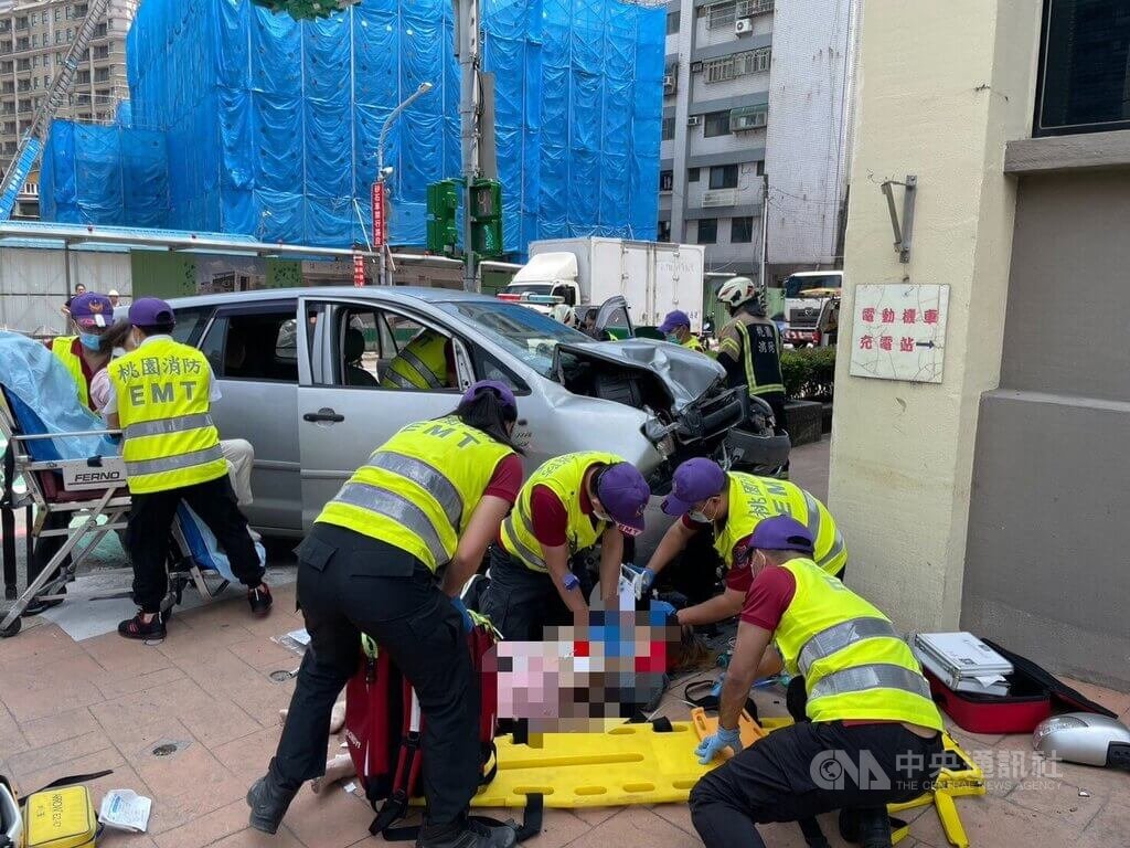 桃園市八德區公所前30日上午發生嚴重車禍，有汽車因不明原因衝撞公所圍牆、撞上圍牆旁的2名行人，造成行人命危。（翻攝照片）中央社記者葉臻傳真  114年4月30日