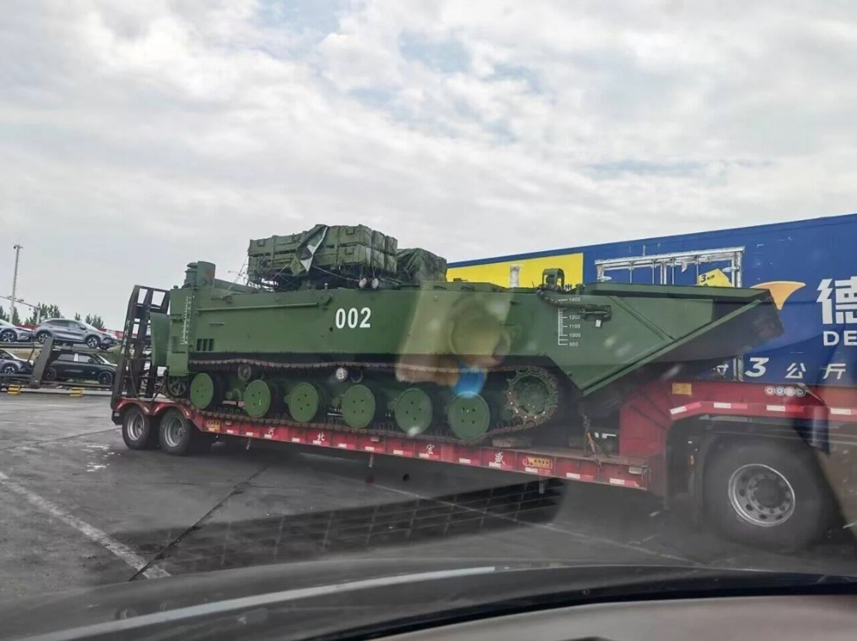 軍事媒體《Defence Blog》報導，中國在ZTD-05兩棲突擊車上安裝多達12枚紅箭-10（HJ-10）反坦克導彈。 圖：翻攝「微博」社交軟體