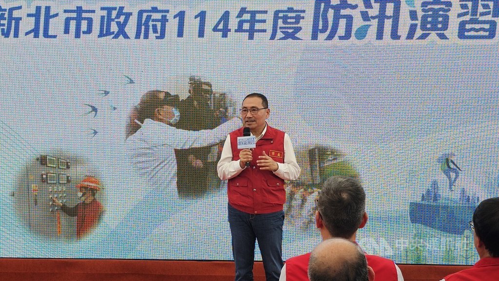 新北市長侯友宜30日表示，AI科技已應用在整個防災系統，他已要求水利局透過AI，建構出用一支手機就能掌握所有情形，以及避免出現人工誤判的水情系統。中央社記者王鴻國攝  114年4月30日