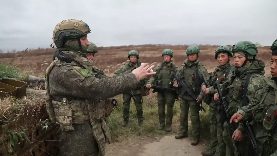 俄羅斯軍人正在訓練北韓前來支援的士兵。 圖：翻攝自 騰訊新聞