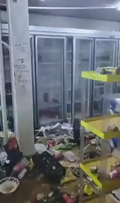 1 名 11 歲女孩因疑似遭受暴力後溺水身亡，引發蓋亞那全國舉行抗議活動。圖為被打砸的中國人開的超市。 圖：翻攝自李老師不是你老師 X 帳號