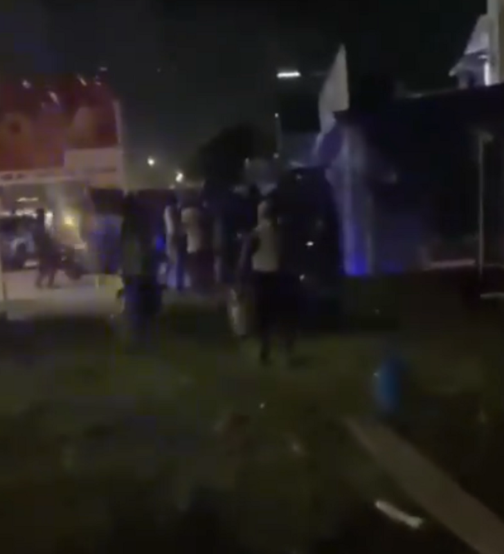 1 名 11 歲女孩因疑似遭受暴力後溺水身亡，引發蓋亞那全國舉行抗議活動。圖為打砸中國人開的超市的蓋亞那人。 圖：翻攝自李老師不是你老師 X 帳號